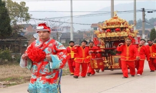 Rước dâu bằng kiệu nạm vàng