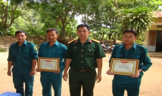 Tân Châu: Khen thưởng dân quân dũng cảm bắt trộm