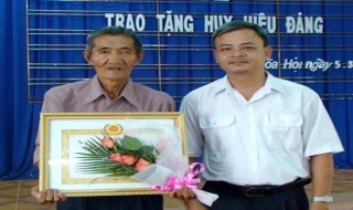 Châu Thành: Trao huy hiệu 50 năm tuổi Đảng