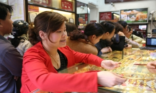 Vàng giảm nhẹ theo xu hướng thế giới