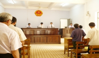 Bị nghỉ việc sai luật, người lao động khởi kiện