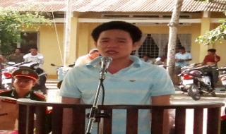 Chống người thi hành công vụ, lãnh án 2 năm tù giam