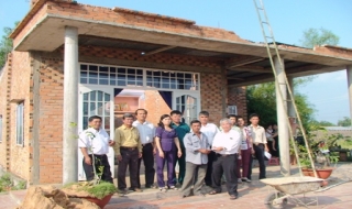 Lốc xoáy tốc mái nhà người dân ở Trảng Bàng