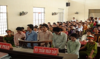 Xét xử nhóm bảo kê đâm chết người