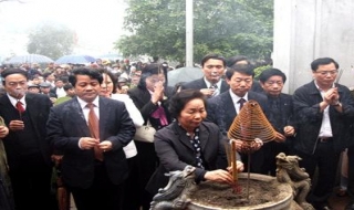 Phó Chủ tịch nước Nguyễn Thị Doan dâng hương tưởng niệm các Vua Hùng