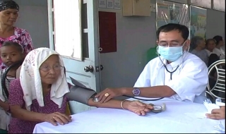Đoàn y bác sĩ TP.HCM: Khám bệnh cho người nghèo huyện Tân Châu