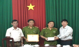 UBND huyện Tràng Bàng: Khen thưởng tập thể công an huyện phá nhanh vụ trộm két sắt
