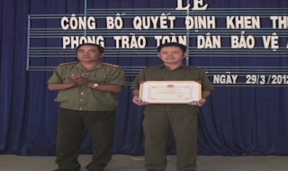 Khen thưởng cán bộ chiến sĩ và quần chúng dũng cảm đấu tranh phòng chống tội phạm