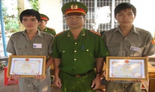 Tân Biên: Khen thưởng cá nhân có thành tích bắt trộm xe môtô