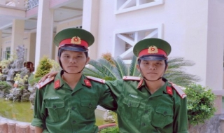 Anh em song sinh cùng nhập ngũ