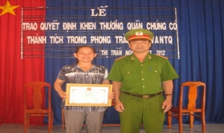 Tân Biên: Khen thưởng người phụ nữ bắt kẻ lừa đảo