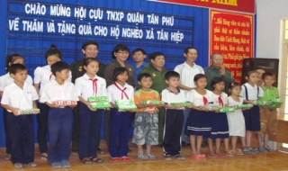 Hội cựu TNXP TP.HCM: Tặng quà học sinh nghèo huyện Tân Châu