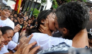 'Căng thẳng' lễ hội hôn tại Indonesia