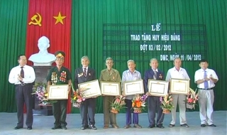 Huyện Dương Minh Châu: Trao 50 Huy hiệu Đảng cho đảng viên
