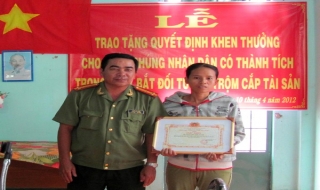 Thị xã: khen thưởng đột xuất quần chúng có thành tích truy bắt đối tượng trộm nóng xe môtô