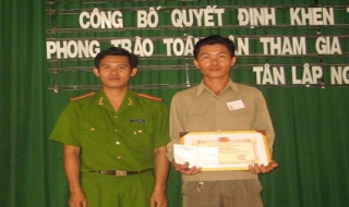 Tân Biên: Khen thưởng đội viên tuần tra nhân dân bắt kẻ trộm xe môtô