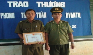 Huyện Gò Dầu: Khen thưởng đột xuất cho tập thể Công an xã Phước Đông