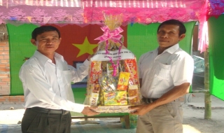 Đoàn lãnh đạo tỉnh và huyện Tân Châu: Chúc tết cổ truyền bà con Khmer ở xã Tân Phú