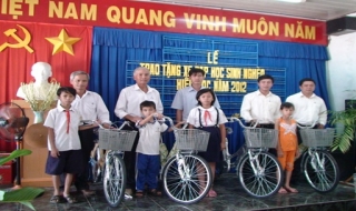 Trảng Bàng: Tặng xe đạp cho học sinh nghèo