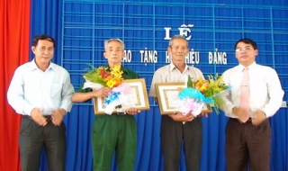 Châu Thành: Trao tặng 71 huy hiệu Đảng
