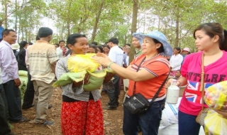 Tân Châu: Thăm, tặng quà tết nhân dân quận Mimot