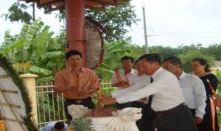 Tân Châu: Viếng bia tưởng niệm liệt sĩ Sư đoàn 9