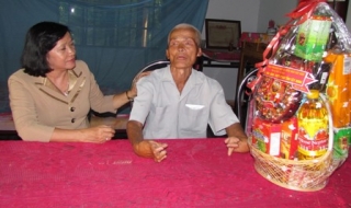 Chủ tịch UBND tỉnh Nguyễn Thị Thu Thuỷ: Thăm hỏi các gia đình chính sách huyện Trảng Bàng