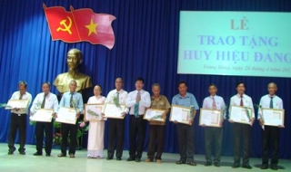 Trảng Bàng: Trao tặng 100 huy hiệu Đảng cho đảng viên