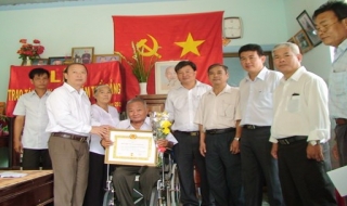 Bí thư Tỉnh uỷ Võ Văn Phuông trao huy hiệu Đảng cho các đảng viên ở Trảng Bàng
