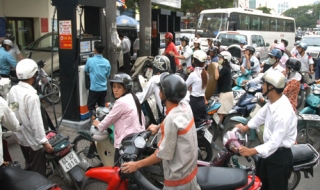 Chưa thể giảm giá xăng ngay theo thế giới