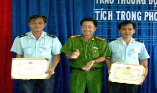 Công an Tây Ninh: Khen thưởng cán bộ Hải quan Xa Mát trong phối hợp bắt đối tượng vận chuyển tiền tệ trái phép