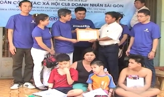 CLB Doanh nhân Sài Gòn: Tặng quà cho trẻ có hoàn cảnh đặc biệt ở huyện Trảng Bàng