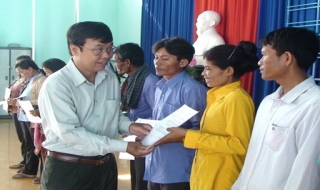 Châu Thành: Trao quyết định nhập quốc tịch Việt Nam cho 54 người