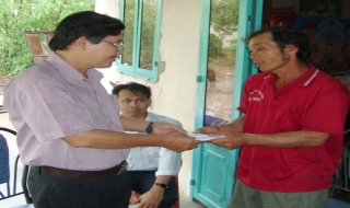 Lốc xoáy làm sập nhà dân ở Tân Châu