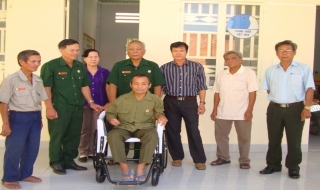 Hội CCB Tân Châu: Trao tặng xe lăn cho hội viên, người tàn tật