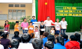 Tân Châu: Tặng quà cho trẻ em nghèo