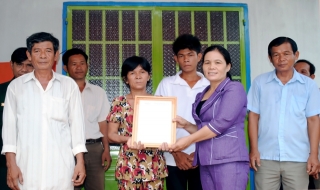 Tân Châu: Trao nhà ĐĐK cho hộ nghèo