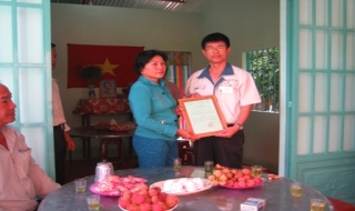 Bến Cầu: Tặng nhà ĐĐK cho hộ nghèo