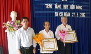 Châu Thành: Trao huy hiệu 30, 55 năm tuổi Đảng