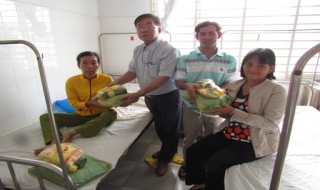 Trung tâm Y tế Trảng Bàng: Tặng quà cho bệnh nhân