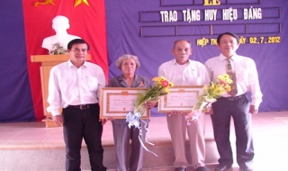 Huyện uỷ Gò Dầu: Trao tặng huy hiệu 30, 40, 55 năm tuổi Đảng
