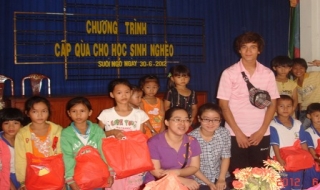 Tân Châu: Tặng quà cho trẻ em nghèo
