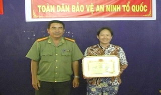 Công an Tây Ninh:  Khen thưởng quần chúng tham gia tố giác và truy bắt tội phạm