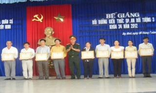 Bế giảng lớp bồi dưỡng kiến thức QP-AN đối tượng 3