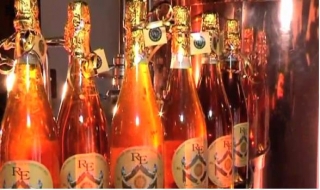 Uống bia chứa vàng nguyên chất
