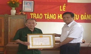 Huyện Dương Minh Châu: Trao huy hiệu 50 năm tuổi Đảng