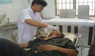 Nổ bình ắc-quy, một thợ máy bị thương