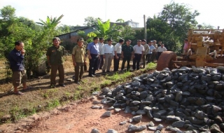 Tân Châu: Ra quân phối hợp làm đường giao thông nông thôn