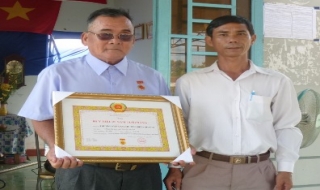 Châu Thành: Trao huy hiệu 50 năm tuổi Đảng