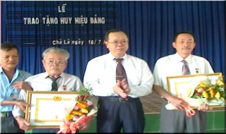 Trao tặng huy hiệu Đảng cho đảng viên huyện Dương Minh Châu